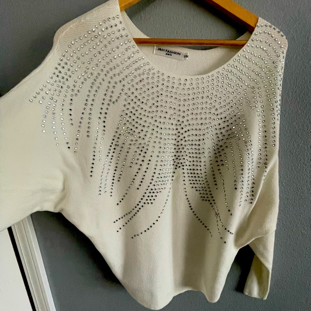 Beautiful white sweater with Rhinestones.